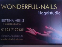 Schild für Nagelstudio "Wonderful-Nails" mit Kontaktdaten und einem Bild von Händen mit roten Nägeln.