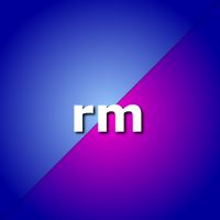 Abstraktes Bild mit diagonal geteiltem Hintergrund in Blau und Violett, Schriftzug "rm" in der Mitte.
