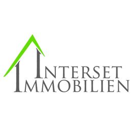 Logo mit grünem Dach und Schriftzug "Interset Immobilien" in Grau.