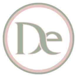 Logo con le lettere "De" in un cerchio rosa e verde su sfondo bianco.