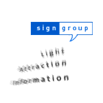 Blaues Logo "sign group" mit unscharfen Wörtern "Light, Attraction, Information" darunter.