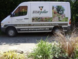 Lieferwagen von "STEinpoller", gestaltet für Garten- und Landschaftsbau, auf einer Straße geparkt.