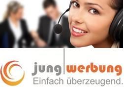 Junge Frau mit Headset, lächelt. Logo: "jung|werbung", Slogan "Einfach überzeugend."