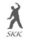 Silhouette einer Person in Tai-Chi-Pose, darunter die Buchstaben "SKK".