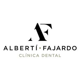Logo de la clínica dental Alberti Fajardo con letras negras y verdes sobre fondo blanco.