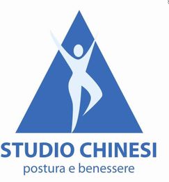 Logo "Studio Chinesi" con figura stilizzata in posa yoga su sfondo triangolare blu.