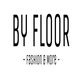 Tekstlogo "BY FLOOR - Fashion & More" in eenvoudige zwarte letters op een witte achtergrond.