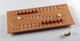 Holz-Spielbrett mit roten und weißen Kugeln sowie zwei Würfeln auf einer weißen Oberfläche.