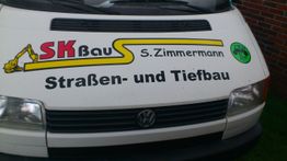 Logo auf einem VW-Transporter: "SK Bau S. Zimmermann - Straßen- und Tiefbau".