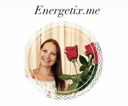 Eine lächelnde Frau neben zwei roten Rosen, umgeben von einem kreisförmigen Muster, mit "Energetix.me".