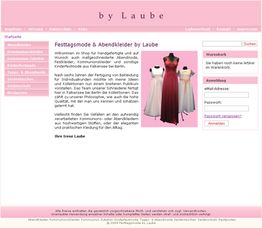Website mit rosa Design, mehreren Navigationslinks und drei ausgestellten Kleidern in der Mitte.
