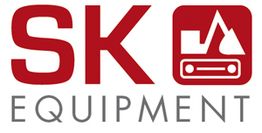 Logo von SK Equipment mit rotem Schriftzug und Bergsymbol.