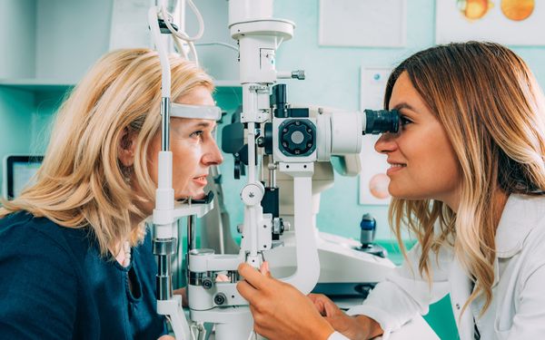 Optiker beim Sehtest