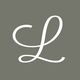 Weiße, geschwungene Buchstabe „L“ auf grauem Hintergrund.