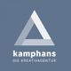 Logo von Kamphans, Die Kreativagentur, mit einem grauen Dreieck auf blauem Hintergrund.