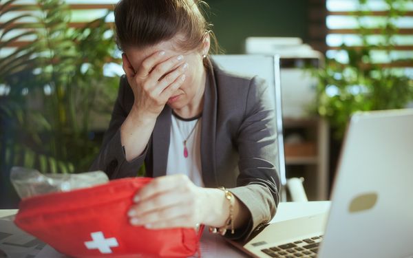 Erste Hilfe am Arbeitsplatz: Tipps und Regeln für den Umgang mit Notfällen in der Arbeitsumgebung
