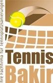 Ein gelber Tennisball trifft auf ein Netz, daneben der Text: "Tennis Bakir".