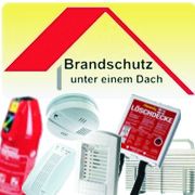 Verschiedene Brandschutzgeräte unter einem stilisierten roten Dach mit Schriftzug "Brandschutz".