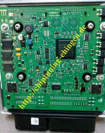 Grüne Leiterplatte mit elektronischen Bauteilen und einer diagonalen gelben Aufschrift.