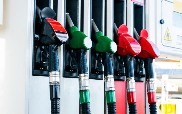 verschiedene Zapfsäulen an der Tankstelle in rot und grüner Farbe