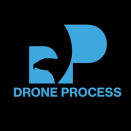 Logo bleu "DP" de Drone Process sur fond noir.