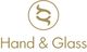 Logo de Hand & Glass con un diseño circular dorado encima del texto.