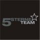 5 Sterne Team Logo auf schwarzem Hintergrund mit einem stilisierten Stern.