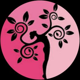 Silhouet van een vrouw met boomtakken als armen voor roze achtergrond.