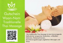 Gutschein für traditionelle Thai-Massage mit QR-Code und entspanntem Gesicht auf Handtuch.