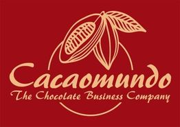 Logo von Cacaomundo mit Kakaobohne und Schriftzug auf rotem Hintergrund.