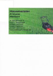 Hausmeister-Visitenkarte mit grüner Wiese und Rasenmäher, Kontaktdaten, Name und E-Mail.