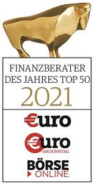 Goldener Bulle mit Text: "Finanzberater des Jahres Top 50 2021", Logos von Finanzmagazinen.