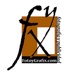 Logo de FotoyGrafix.com con letras negras y fondo marrón claro. Texto lateral: fotografía y publicidad.