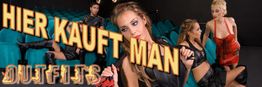 Gruppe in Lederoutfits in einem Theater mit dem Schriftzug: "Hier kauft man Outfits".
