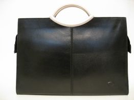 Schwarze Ledertasche mit weißem Griff, schlichtes Design, auf weißem Hintergrund.