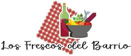 Botella y comida sobre mantel a cuadros, texto: "Los Frescos del Barrio".