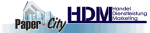 Logo von Paper-City und HDM mit Text "Handel, Dienstleistung, Marketing". Gebäudedesign im Hintergrund.