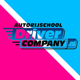 Logo van Autorijschool Driver Company op een roze en blauwe achtergrond.