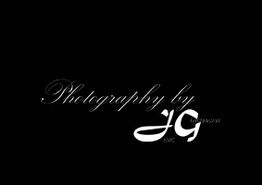 Schwarzer Hintergrund mit weißer Schrift: "Photography by JG"
