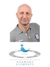 Person mit grauem Poloshirt über einem Logo von Harmony Elements.