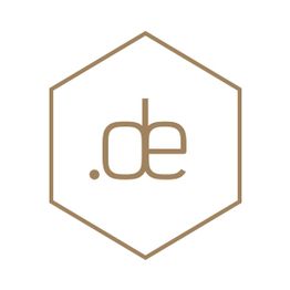 Hexagon mit braunem Rand, darin ".de" in Braun auf weißem Hintergrund.