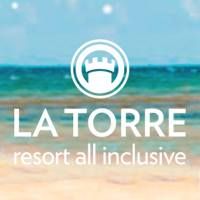 Logotipo do La Torre Resort sobre fundo de mar e areia.
