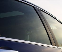 Autofenster in der Abenddämmerung, reflektiert den Himmel.