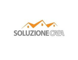 Logo con tre tetti arancioni e testo "Soluzione Casa" in grigio e bianco.