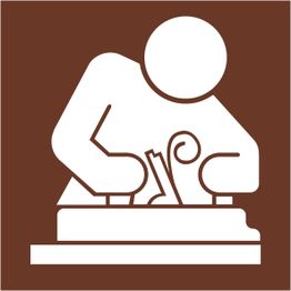 Grafisches Symbol eines stilisierten Tischlers beim Hobeln von Holz, brauner Hintergrund.