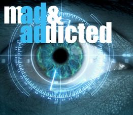Nahaufnahme eines Auges mit Text "mad & addicted" und einem digitalen Fadenkreuz darüber.