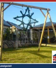 Kinderschaukel aus Holz für den Gartenspielplatz