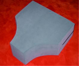 Grauer, keilförmiger Block auf einem roten Hintergrund.