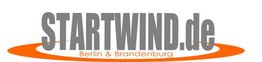 Logo mit der Aufschrift "STARTWIND.de Berlin & Brandenburg" in Grau und Orange.