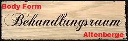 Schild aus Holz mit der Aufschrift: "Body Form Behandlungsraum Altenberge".